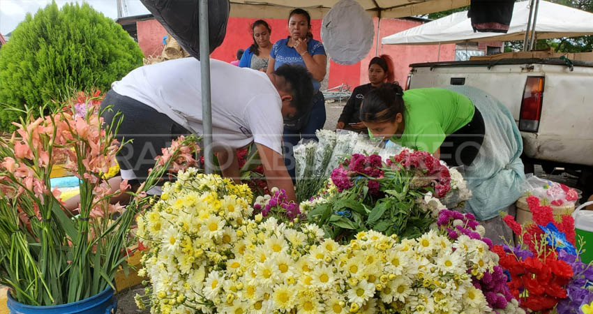 Comerciantes de flores en las afueras de los cementerios. Foto: José Enrique Ortega/Radio ABC Stereo