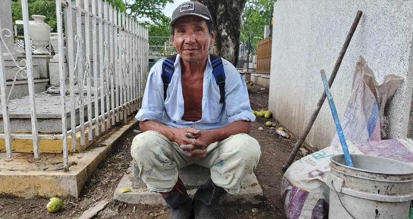 Los obreros del cementerio confían en tener buenas ganancias. Foto: José Enrique Ortega/Radio ABC Stereo