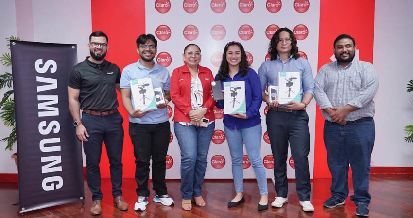 Claro Nicaragua, empresa líder en telecomunicaciones, junto a Samsung y REC Estudio, premiaron a los ganadores del concurso Smart Report, en el que participaron estudiantes de las carreras de comunicación y periodismo de las distintas universidades de Managua.