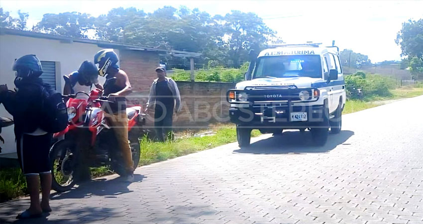 El motociclista no portaba casco de seguridad al momento del accidente, lo que agravó las lesiones en su cabeza.