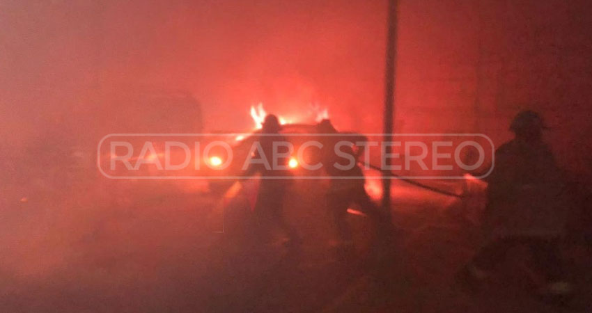 El incendio se reportó por la madrugada. Foto: Cortesía/Radio ABC Stereo