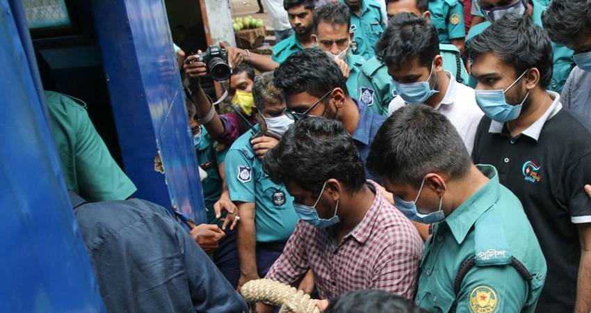 La policía escolta a estudiantes condenados en el caso de asesinato de Abrar Fahad en Dhaka, Bangladés, el 8 de diciembre de 2021. Foto: Cortesía.