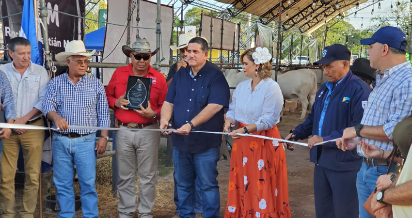 Organizadores y autoridades municipales inauguran Feria Ganadera. Foto: Cortesía/Radio ABC Stereo