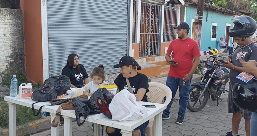 Familia afectada por incendio recibió apoyo de la comunidad. Foto: Jacdiel Rivera