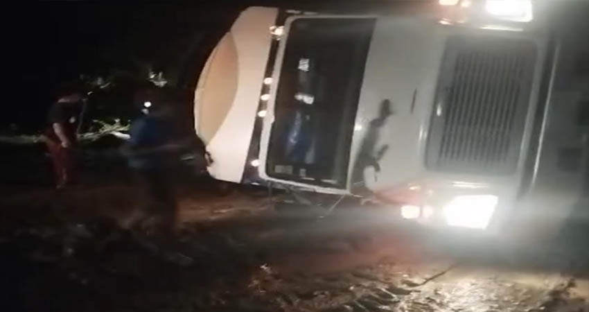 Aparentes fallas mecánicas causaron el vuelco de un camión lleno de pasajeros. Foto: Cortesía/Radio ABC Stereo