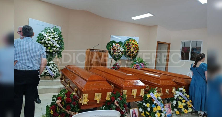 Familiares y amigos dan el último adiós a los cuatro ahogados en la Poza El Recodo. Foto: Mauricio Rivera/Radio ABC Stereo