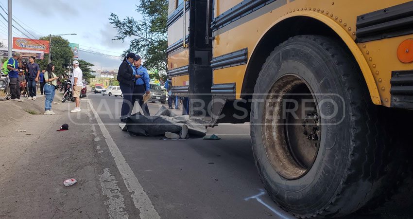El joven fue arrollado por el mismo vehículo, del que acababa de bajarse.
