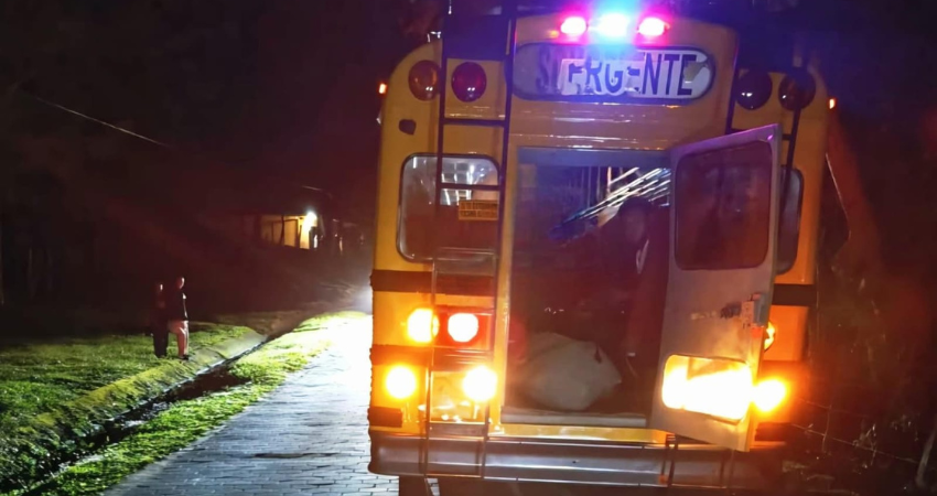 En el accidente se vieron involucrados un autobús y una camioneta que chocaron de frente.