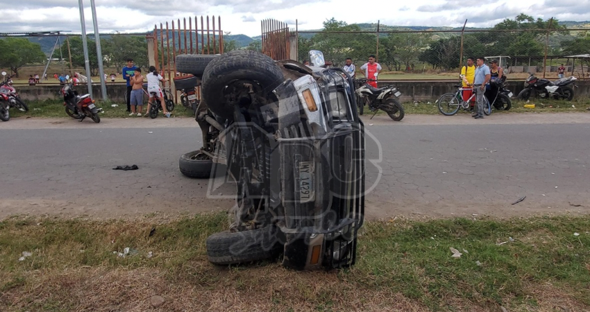 Camioneta se vuelca tras impactar contra vehículo estacionado en Estelí ...