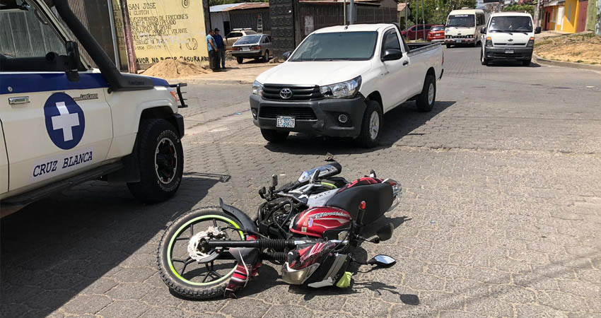 Motociclista lesionado tras irrespetar un alto y ser impactado por una ...