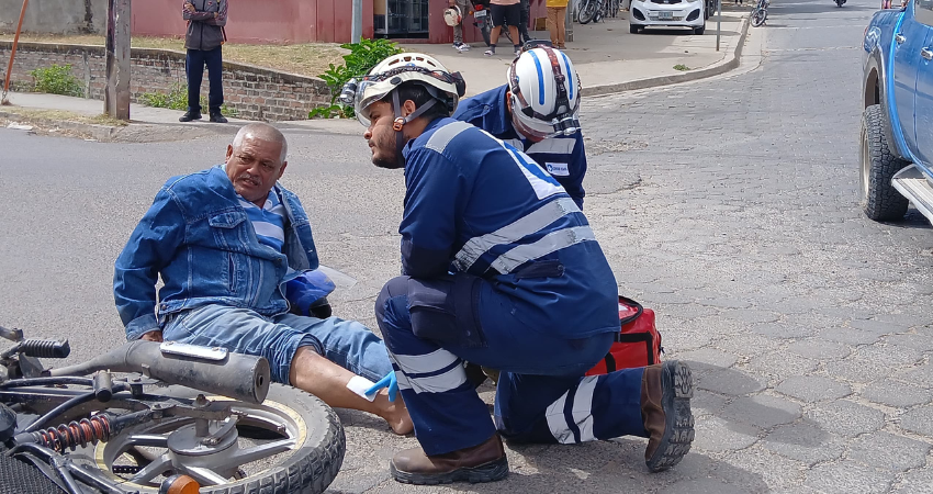 Motociclista resulta lesionado al ser embestido por una camioneta en ...