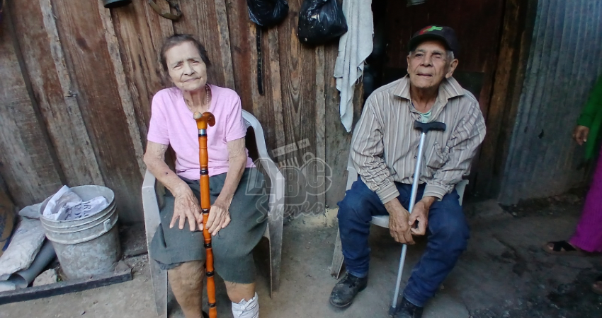 Pareja de la tercera edad solicita ayuda para reparar su vivienda ...