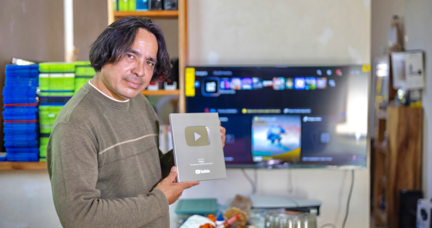 Segoviano recibe placa de YouTube por alcanzar 100 mil suscriptores ...